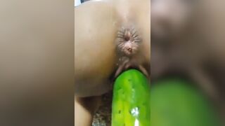 Đút quả bí đao bự vào lồn và đụ lỗ đít em