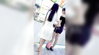 Quay lén dưới váy e teen kính cận k bt ngây thơ hay dâm ngầm mà ra đường k mặc đồ lót