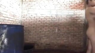 Vừa tắm vừa gạ trai vú to lồn múp thỉ dâm móc lồn dâm đãng