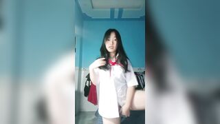 Em học sinh mới lớn thủ dâm móc lồn cho người yêu xem 4
