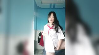 Em học sinh mới lớn thủ dâm móc lồn cho người yêu xem 4