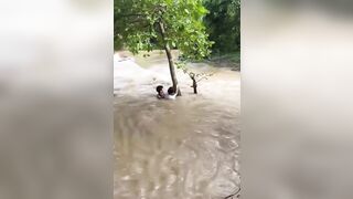 Bão ở quãng tây Trung Quốc 1 cô gái khiêu gợi nước cuốn trôi k sợ lũ sợ đội cứu hỗ.