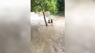 Bão ở quãng tây Trung Quốc 1 cô gái khiêu gợi nước cuốn trôi k sợ lũ sợ đội cứu hỗ.