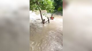 Bão ở quãng tây Trung Quốc 1 cô gái khiêu gợi nước cuốn trôi k sợ lũ sợ đội cứu hỗ.