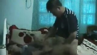 Không thấy ai ở nhà ông cậu họ lẻn vào phòng ép đụ cháu gái 17 tuổi.