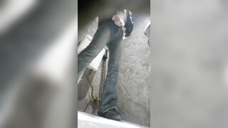 Khó hiểu cô gái đi đái cho bạn trai vào cùng phòng xem lồn đái thế nào thật đáo để.