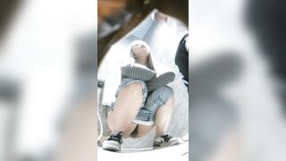 Chị gái lắm trò cho bạn trai vào toilet xem lồn chị đái thằng kia nứng quá muốn đụ.
