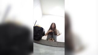 Quay lén lồn nhỏ bạn thân vào nhà đái nhờ nó nhìn miết vào cam nghĩ bị nó phát hiện.
