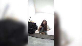 Quay lén lồn nhỏ bạn thân vào nhà đái nhờ nó nhìn miết vào cam nghĩ bị nó phát hiện.
