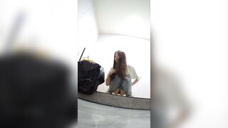 Quay lén lồn nhỏ bạn thân vào nhà đái nhờ nó nhìn miết vào cam nghĩ bị nó phát hiện.