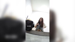 Quay lén lồn nhỏ bạn thân vào nhà đái nhờ nó nhìn miết vào cam nghĩ bị nó phát hiện.