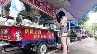 Cô gái thích đi dạo khoả thân trước mặt nhiều người lạ