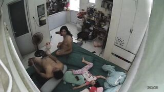 Clip Sex Tranh thủ con ngủ hai vợ chồng tranh thủ kiếm thêm đứa nữa