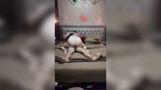 NGỒI HÚT THUỐC , CHO THẰNG BẠN THÂN NÓ ĐỊT VỢ
