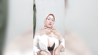 A NÀO MUẤN BÚ VÚ E THÌ GIƠ TAY