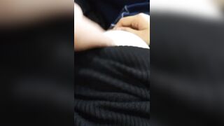 E ĐANG ĐỊT MÀ CHỊ CỨ NGHỊCH ĐIỆN THOẠI VẬY