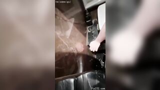 Anh ta lén lút ngủ với con gái của chú mình