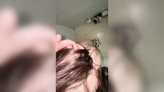 Gái tự vắt sữa từ cặp vú bò vừa sinh nở