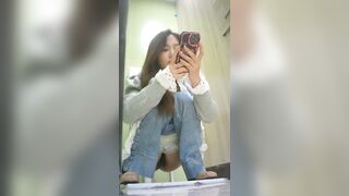 Quay lén thiên thần tỉ tỉ đi đái, đái xong còn nhún nhún thật kích thích cơn thèm đụ.