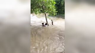 Lũ lụt cô gái khiêu gợi bị nước lũ cuốn trôi, ko sợ nước mà lại sợ đội cứu hộ.