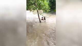 Lũ lụt cô gái khiêu gợi bị nước lũ cuốn trôi, ko sợ nước mà lại sợ đội cứu hộ.