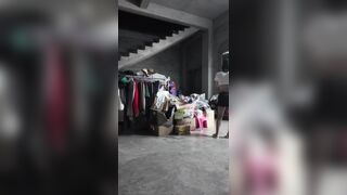 Cô gái thay đồ public ngày tại cửa hàng quần áo