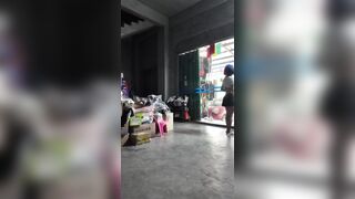 Cô gái thay đồ public ngày tại cửa hàng quần áo