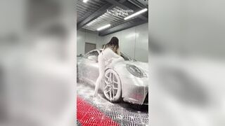 Gái xinh rửa xe, lấy vú lồn cạ xe rửa loli mình dây sexy nứng vcl