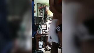 Em gái 16 tuổi bị anh họ đè đụ vì ở nhà không chịu mặc quần sì líp.