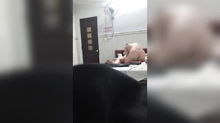 Em sinh viên thích chơi thú nhún