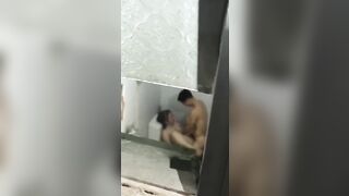 Trèo lên nóc nhà tắm xem lén anh chị hàng xóm chịch nhau - Full Clip Hot - Tổng hợp