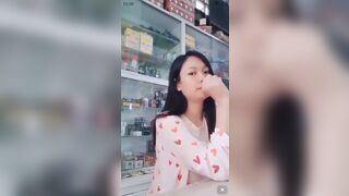Nữ y sĩ xinh đẹp bán thuốc nhưng để cho trai bóp vú tại vầy thuốc.