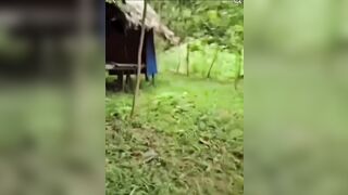 Cặp đôi đang mượn tròi đụ bị ông chủ phát hiện la lên họ chạy tán loạn.