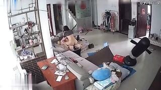Cha dưỡng và con gái 16 tuổi ngang nhiên đụ ngay phòng khách khi mẹ đi vắng.