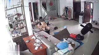 Cha dưỡng và con gái 16 tuổi ngang nhiên đụ ngay phòng khách khi mẹ đi vắng.