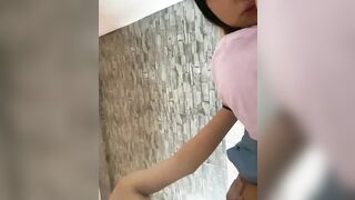Em gái 16 tuổi chỉ biết cười vì bị anh họ liều lĩnh bất ngờ đút cặc đụ từ phía sau