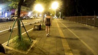 Mặc đồ xuyên thấu đi dạo phố cho người lạ xem