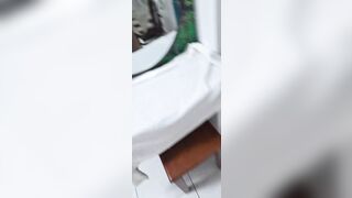Doggy mở cửa cho hàng xóm xem