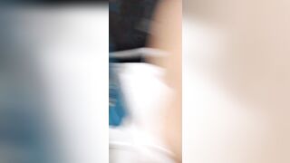 Doggy mở cửa cho hàng xóm xem