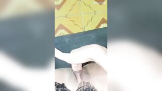 Em gái dâm đãng nứng lồn móc cực hăng