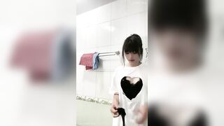 E học sinh Đi tắm cũng không quên quay lại cho ny xem