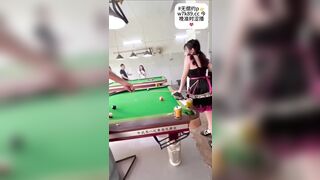 Lâu lâu em mới từ trên bản xuống chơi bi-a mà các a cứ trêu mãi thôi