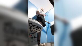 Quay lén nhà vệ sinh nữ trong siêu thị mấy em gái mông to lồn múp phần 2