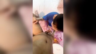 Bú đi, về dượng mua kẹo mút cho