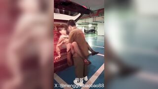 Đụ public cùng nhỏ em họ loli dâm mới đi học về dưới hầm để xe