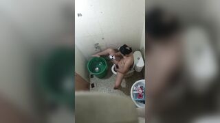Chị dâu móc lồn thủ dâm trong nhà tắm dâm đãng