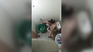 Chị dâu móc lồn thủ dâm trong nhà tắm dâm đãng