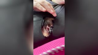 Xé quần lén thủ dâm ở cửa hàng tiện lợi khi đang làm việc