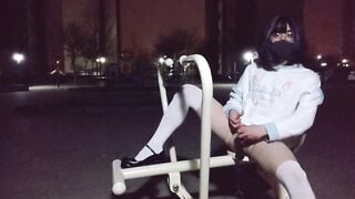 Em ladyboy thủ dâm ngoài công viên