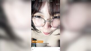 “Ê vãi lồn chưa, con Nhi nó live sex k che mặt luôn”
